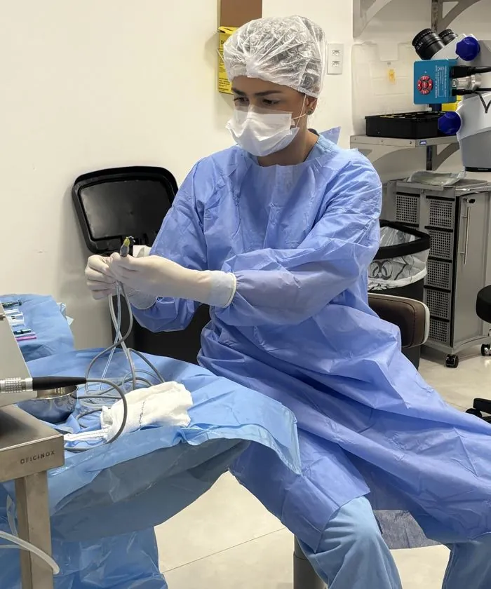 Dra. Renata preparando o facoemulsificador